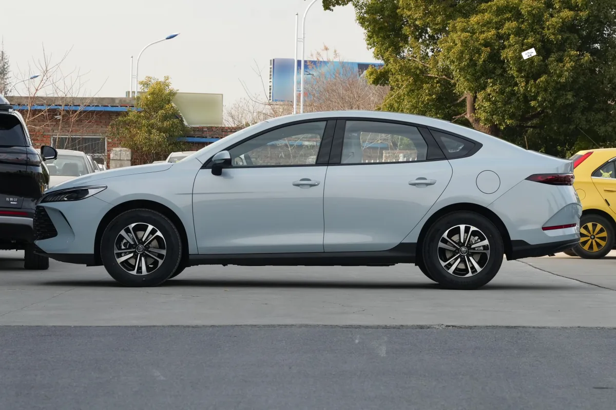 比亚迪 BYD 秦PLUS DM-i 4